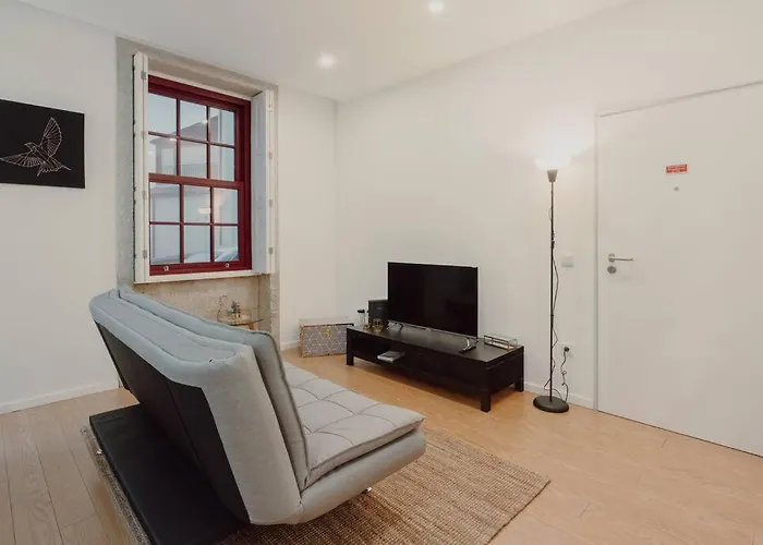 Apartment In Alfandega By Best2Stay